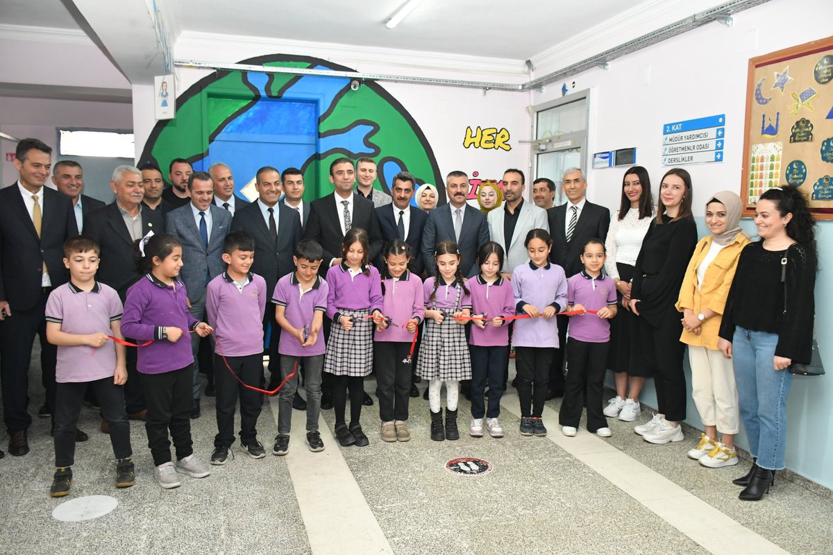 sahinbeymem's tweet photo. İl Millî Eğitim Müdürümüz Dr. Erdal Kılınç, İl Millî Eğitim Müdür Yardımcısı Fatih Türkhan ve İlçe Millî Eğitim Müdürümüz Eyüp Güneş,

🏫 Hatice Karslıgil İlkokulu bünyesinde geri dönüşüm kütüphanesinin açılış programına katıldılar🎀✂️ https://t.co/z4Qk2eAw0I