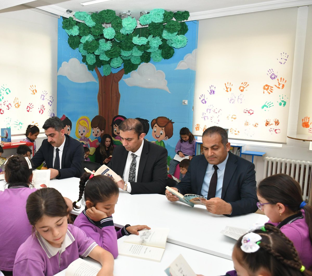 sahinbeymem's tweet photo. İl Millî Eğitim Müdürümüz Dr. Erdal Kılınç, İl Millî Eğitim Müdür Yardımcısı Fatih Türkhan ve İlçe Millî Eğitim Müdürümüz Eyüp Güneş,

🏫 Hatice Karslıgil İlkokulu bünyesinde geri dönüşüm kütüphanesinin açılış programına katıldılar🎀✂️ https://t.co/z4Qk2eAw0I