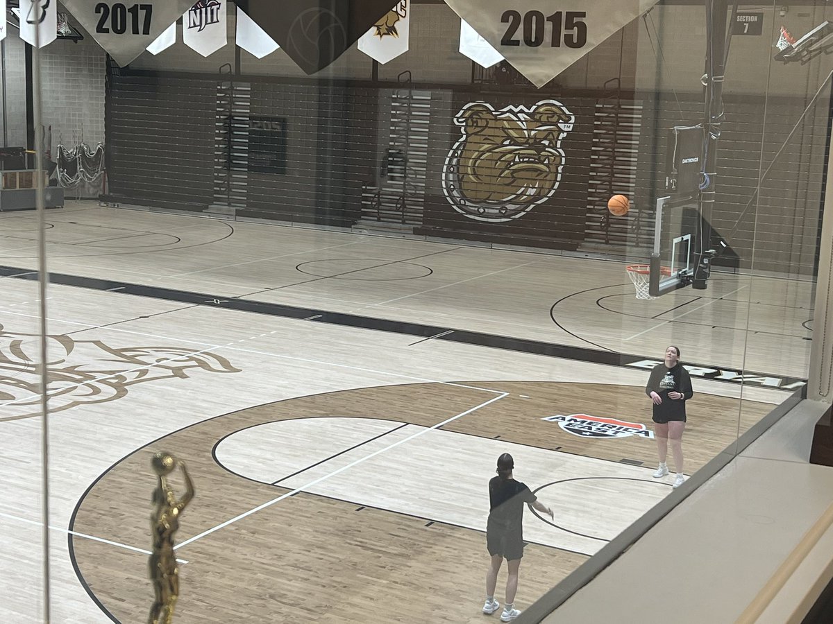 Coach_SarahA's tweet image. Our two captains getting extra shots up 🐶😤 #DawgsgottaEEATT
