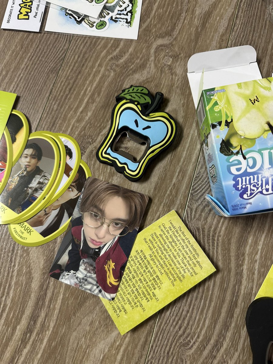nctymisfit's tweet photo. OP pulled Sion's poppop photocard that is supposed to be out next week on Mark's the first fruit album 😭😭 https://t.co/BnJKlCbPh7