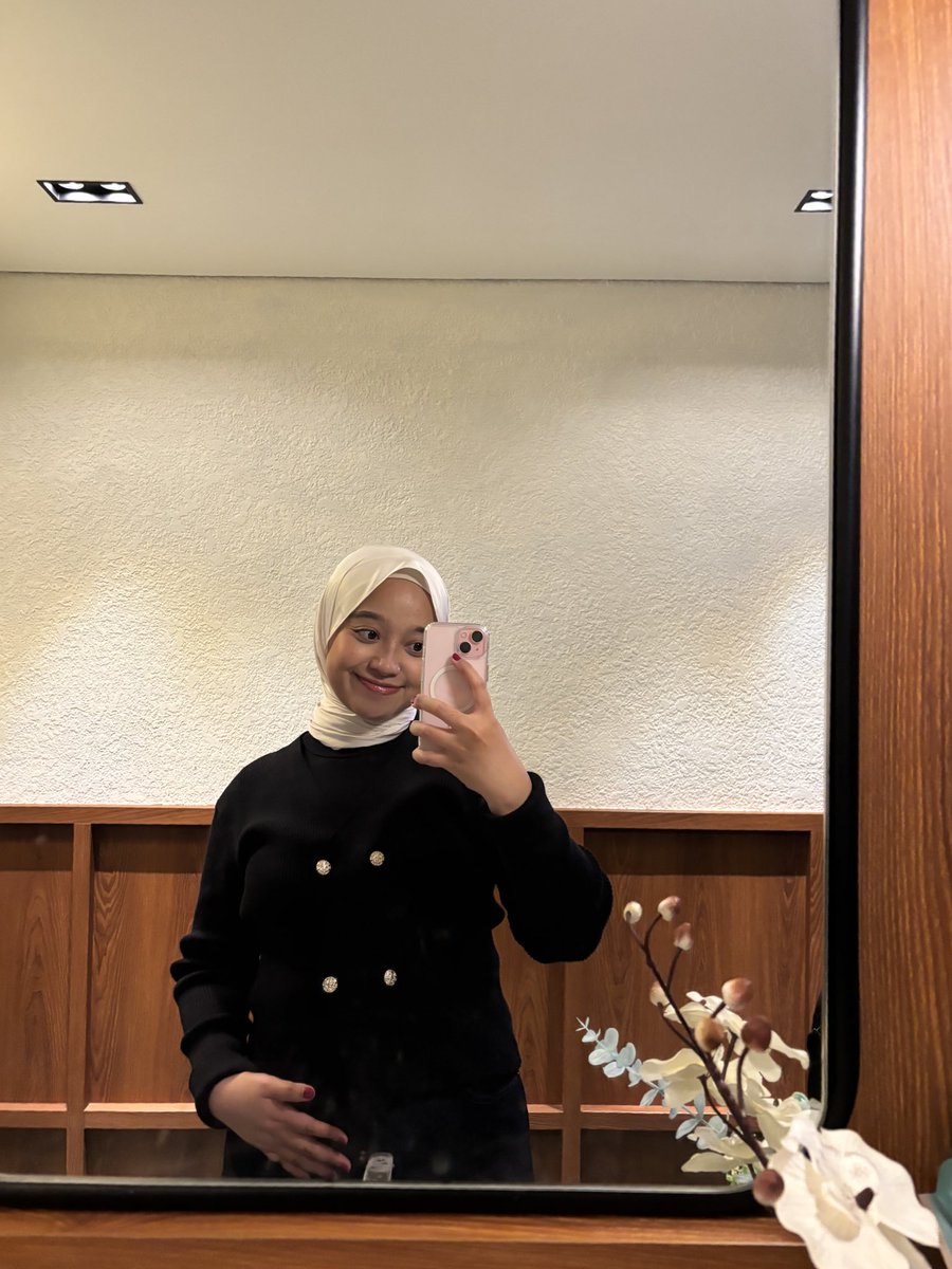 its__ssarah's tweet photo. another cardigan recommendation🎀

found this timeless cardigan and it’s form local product!!

elegant look that can go with anything formal and casual✨

https://t.co/xv2sRVDTrS

#cardigan #blackcardigan #outfit #hijab #OOTD #casual #timeless #elegant https://t.co/xKljhWODtc