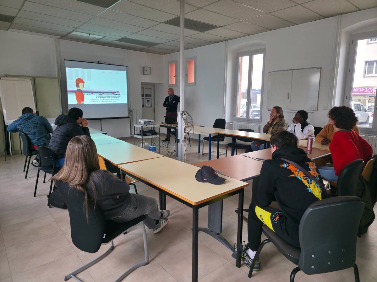 I_Delpuech's tweet photo. Ce matin mon équipe @TERSUD_SNCF a accueilli l’Ecole de la 2eme chance #E2CGap pour présenter le groupe @SNCFVoyageurs @SNCFReseau et les métiers qui recrutent #conducteur #controleur #agentescale #aiguilleur dans les @hautesalpes suivi d’une visite en gare 🚆 Merci à tous 🧑🏫 https://t.co/plO01CtYBf