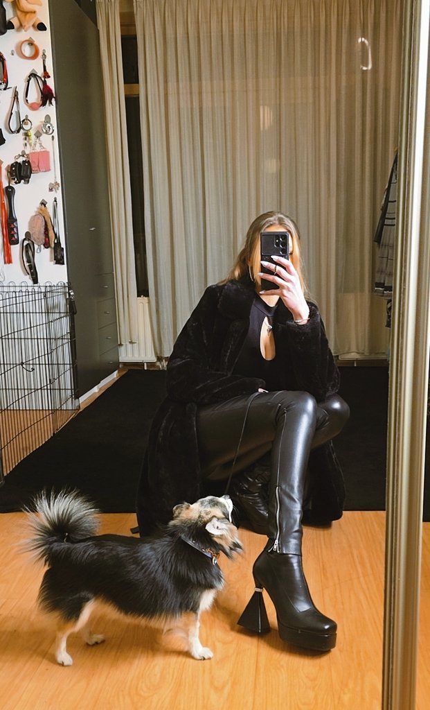 RachelSparksNL's tweet image. Leer, bont &amp;amp; laarzen.

De perfecte outfit om jou zwak te laten voelen.

🖤😈