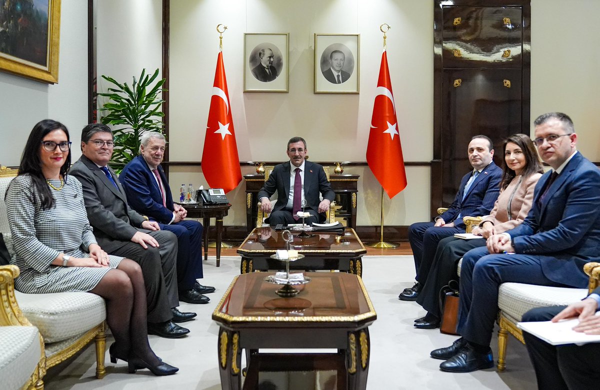 _cevdetyilmaz's tweet photo. Şili Dışişleri Bakanı Sayın Alberto van Klaveren ile Cumhurbaşkanlığı Külliyesinde bir araya geldik. 

Sayın Klaveren ile görüşmemizde; 2026’da diplomatik ilişkilerimizin 100. yılı kapsamında yapılacak etkinlikler, ekonomik ve ticari iş birliğimiz, savunma sanayii alanındaki ortaklıklar, parlamentolar arası temaslar, Antarktika’daki çalışmalar ile turizm ve spor alanlarındaki iş birliği fırsatlarını ele aldık. 

Türkiye olarak, Şili ile ilişkilerimize büyük önem veriyor, bu yapıcı diyaloğun iş birliğimizi daha da güçlendireceğine inanıyoruz. 

Nazik ziyaretleri ve samimi iş birliği yaklaşımı için Sayın Klaveren ve heyetine teşekkür ediyorum.