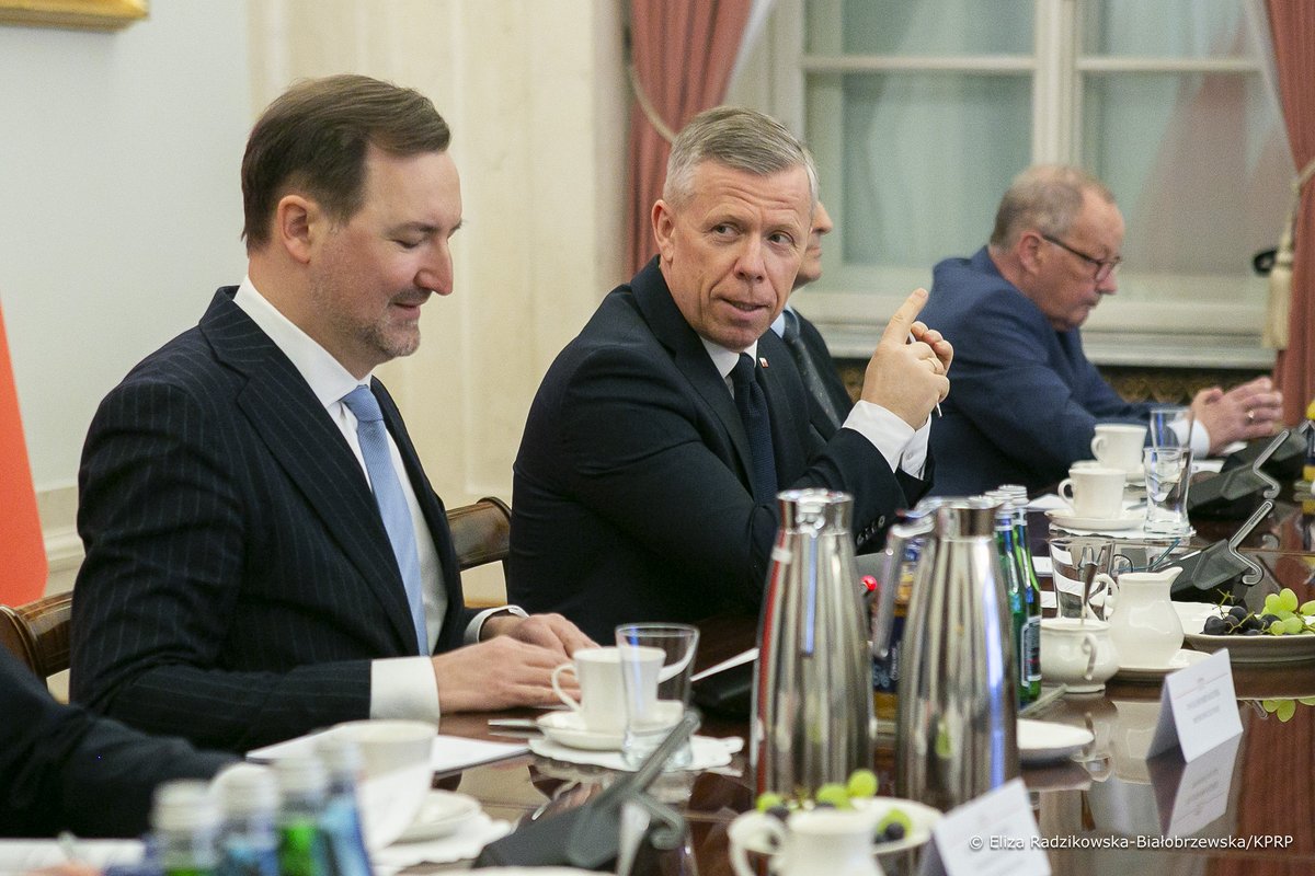 NRR_KPRP's tweet photo. 👥 Jak budować państwo odporne na ekstremalne zjawiska pogodowe – susze i powodzie, jak przygotować się na takie sytuacje? – to temat, który podjęła Rada ds. Środowiska na wczorajszym posiedzeniu.

➡️ https://t.co/3j3Jwi0pFe https://t.co/PFIk1Spv4S