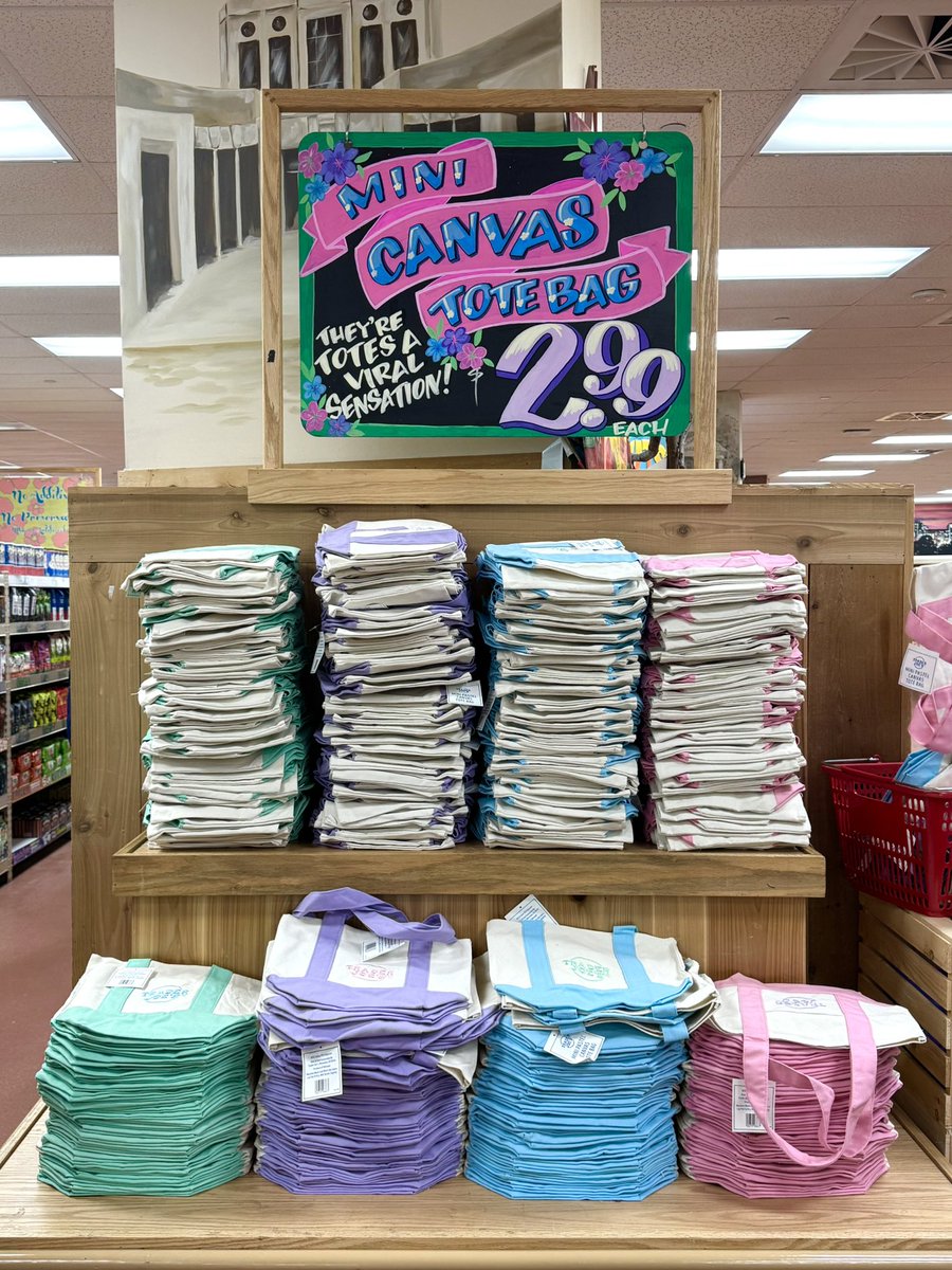 HaRuRu_churachu's tweet photo. トレジョの春限定ミニトート🛍
再販分を無事に購入ぅ~
家族と仲良しちゃん用にっ⭐
いま転売で$3が¥5000近くで売れているのだけど凄い人気🇺🇲
最後(OPENから30分後)まで売れ残っていたけど私は今回グリーン推し🌈💖💓
#TRADERJOSE #トレーダージョーズ https://t.co/DIR2LhRuvF