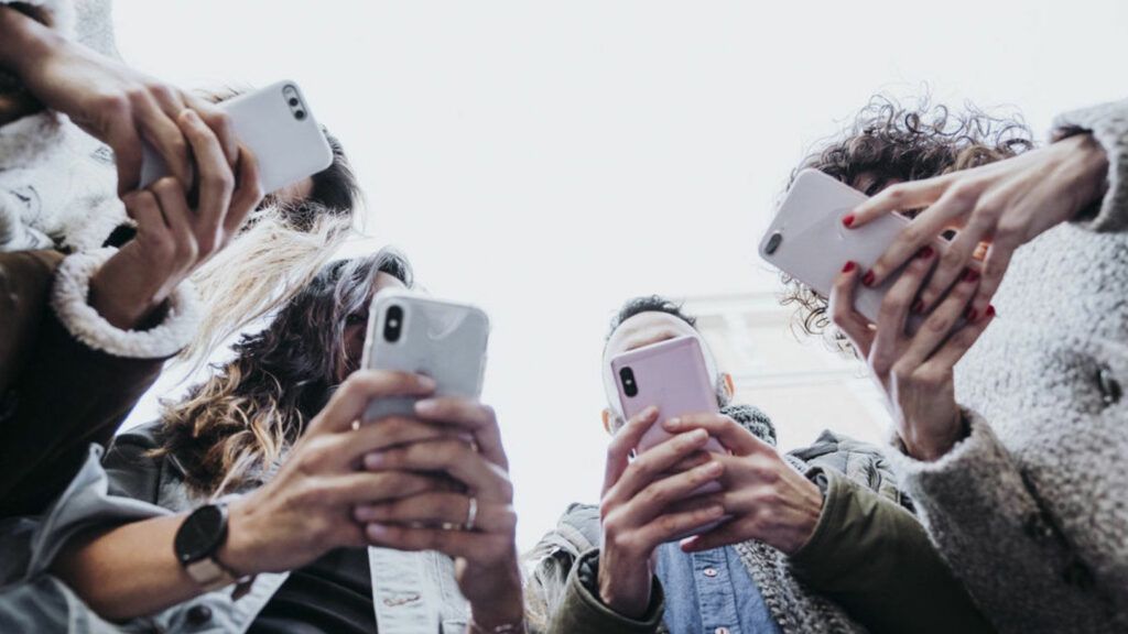 ChanPerco's tweet image. Les jeunes générations accros aux avis en ligne.

71 % de la génération Z et 66 % des Millennials vérifient systématiquement les avis avant de se rendre dans un magasin ou un restaurant.