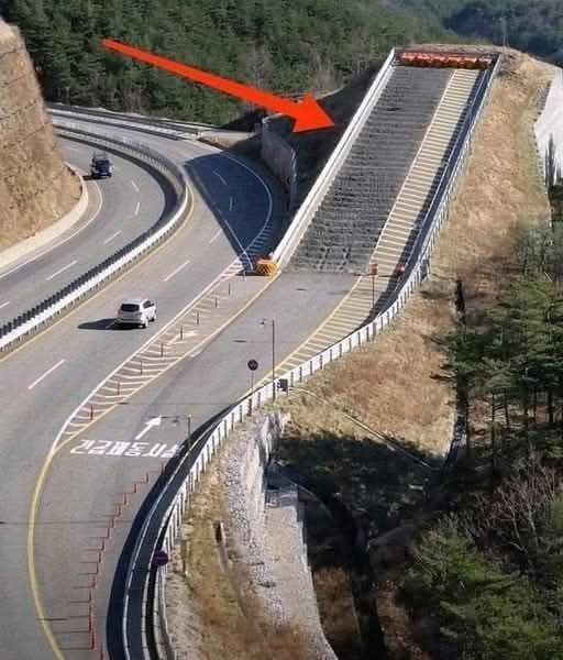 Por la topografía de la zona del Cajas se requiere en varios tramos construir " Trampas de arena " para evitar tragedias cuando existen fallas mecánicas en los vehículos