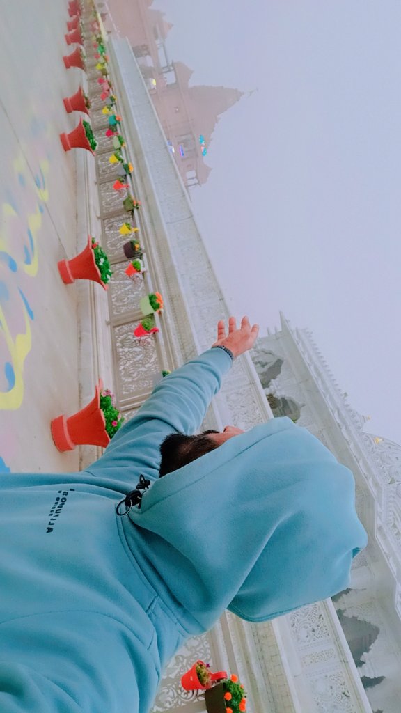 abhayYabhi's tweet photo. Quote with your picture in front of a temple 🙃 https://t.co/Ftph4nKOP9