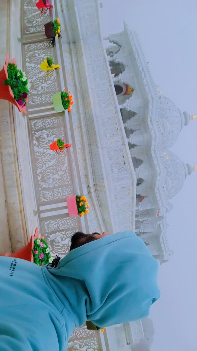abhayYabhi's tweet photo. Quote with your picture in front of a temple 🙃 https://t.co/Ftph4nKOP9