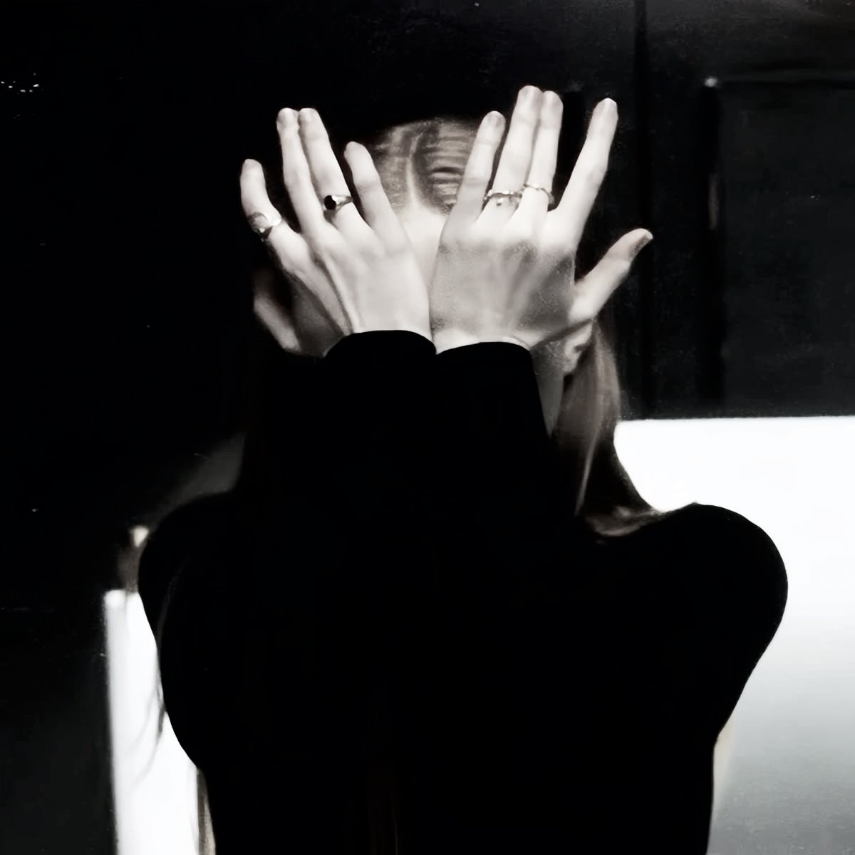 шесть допросов за сутки. почти без еды и без сна. одни и те же вопросы по кругу. 

но сознание уже привыкает бояться, а тело – терпеть боль.