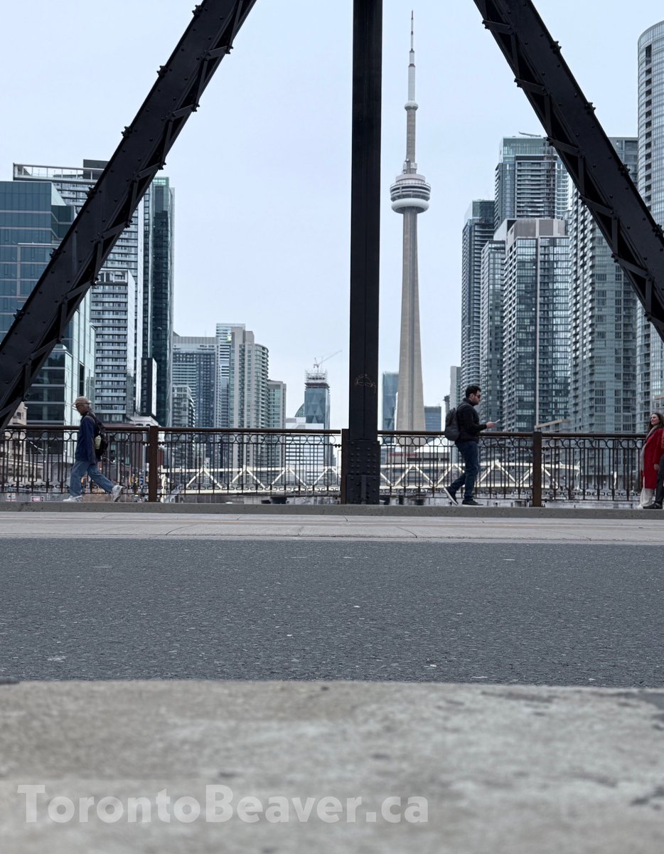 TorontoBeaver1's tweet photo. Bathurst Street Bridge https://t.co/D4yIGDTX51