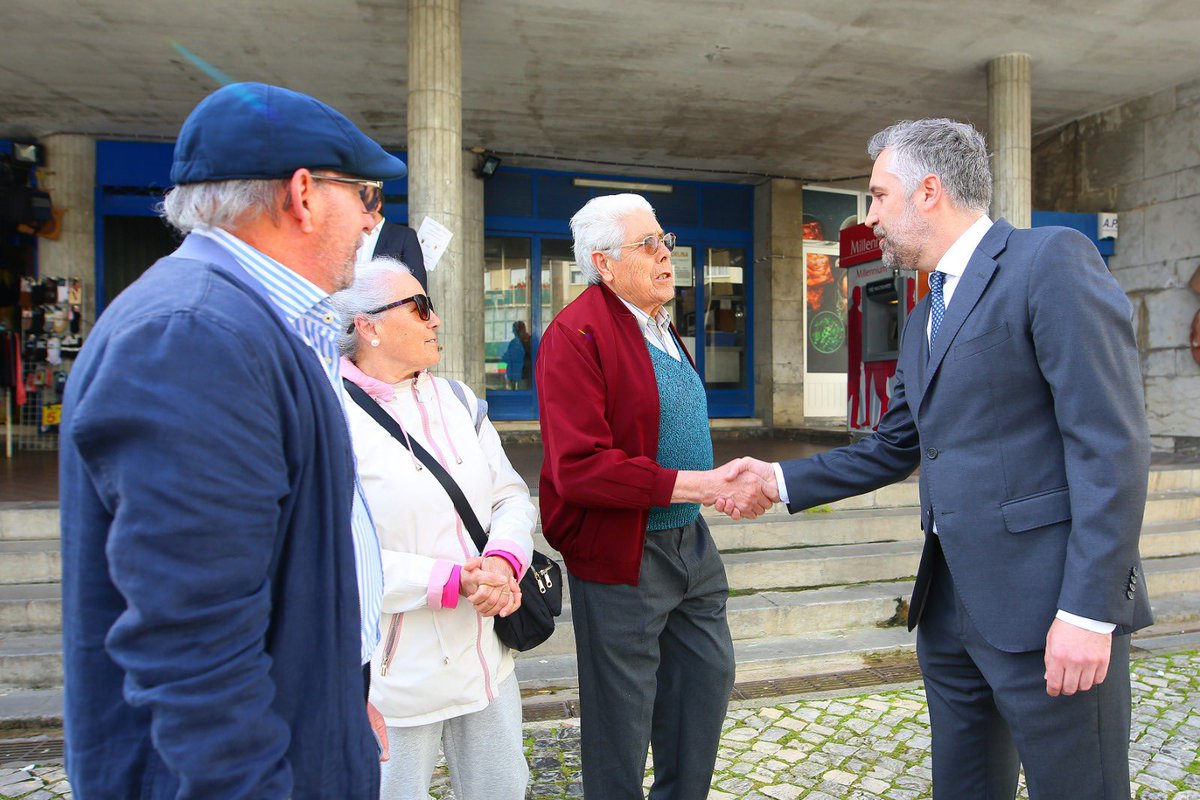 PNSpedronuno's tweet photo. Começámos o dia da melhor forma, no Mercado Municipal de Benfica. Foi uma manhã de proximidade e de conversa com quem faz todos os dias o País acontecer. É por isso que o Partido Socialista propõe o regresso do IVA Zero nos bens alimentares essenciais. A política que defendemos está aqui, no terreno, ao lado das pessoas. Avançamos, lado a lado, com os portugueses.