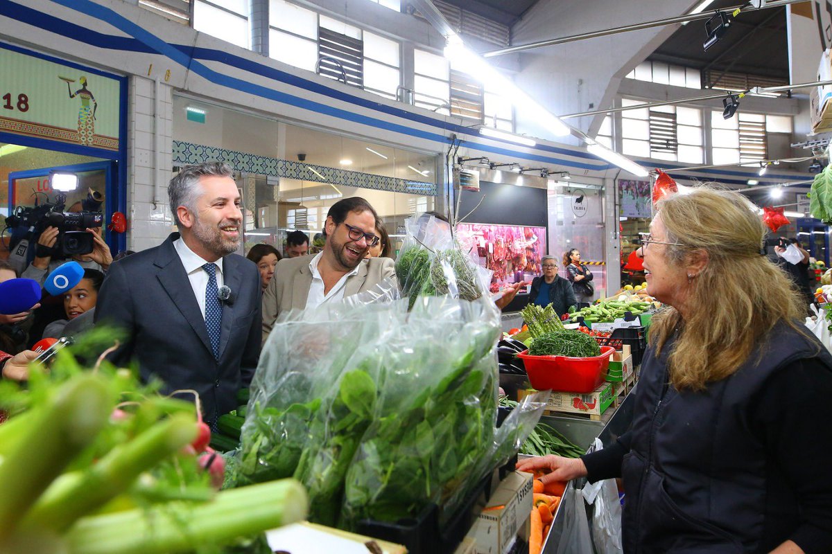 PNSpedronuno's tweet photo. Começámos o dia da melhor forma, no Mercado Municipal de Benfica. Foi uma manhã de proximidade e de conversa com quem faz todos os dias o País acontecer. É por isso que o Partido Socialista propõe o regresso do IVA Zero nos bens alimentares essenciais. A política que defendemos está aqui, no terreno, ao lado das pessoas. Avançamos, lado a lado, com os portugueses.