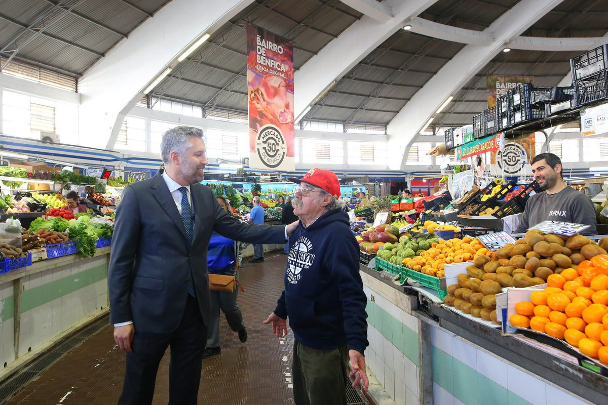 PNSpedronuno's tweet photo. Começámos o dia da melhor forma, no Mercado Municipal de Benfica. Foi uma manhã de proximidade e de conversa com quem faz todos os dias o País acontecer. É por isso que o Partido Socialista propõe o regresso do IVA Zero nos bens alimentares essenciais. A política que defendemos está aqui, no terreno, ao lado das pessoas. Avançamos, lado a lado, com os portugueses.
