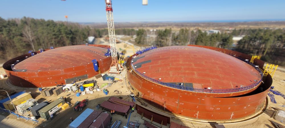 📢 Strategiczna inwestycja #PERN na półmetku.

Prace nad rozbudową nadmorskiego hubu nabierają tempa. Na dwóch nowych zbiornikach w Bazie Paliw w Dębogórzu zakończono instalowanie dachów. To będzie jedna z największych baz paliw w kraju.

Więcej 👉pern.pl/2025/04/09/str…