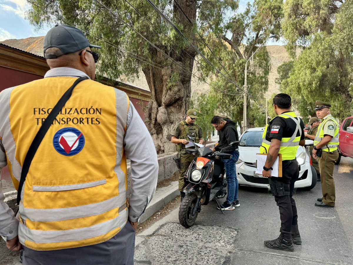 MTTAtacama's tweet photo. 📍SeremiTT Carla Orrego,  seremi @atacama_spd, Lorna Bown, equipo de @Fisca_MTT Atacama, @copiapomuni y @CarabIIIRegion, se trasladaron hasta el sector de la Alameda para realizar un nuevo operativo de fiscalización vehicular. 🛂
👉🏻 75 controles y 12 🛵 retiradas de circulación. https://t.co/yrcjkz6lDe