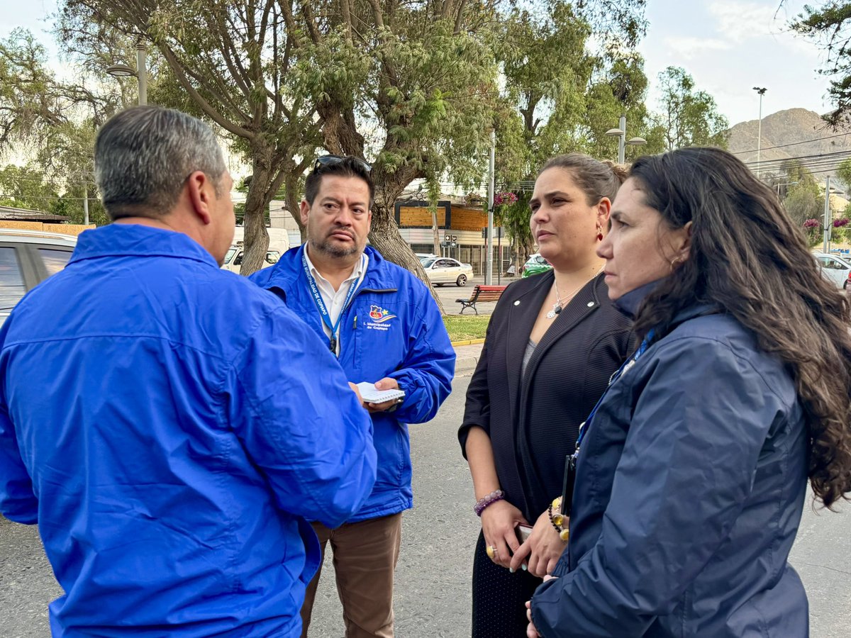 MTTAtacama's tweet photo. 📍SeremiTT Carla Orrego,  seremi @atacama_spd, Lorna Bown, equipo de @Fisca_MTT Atacama, @copiapomuni y @CarabIIIRegion, se trasladaron hasta el sector de la Alameda para realizar un nuevo operativo de fiscalización vehicular. 🛂
👉🏻 75 controles y 12 🛵 retiradas de circulación. https://t.co/yrcjkz6lDe