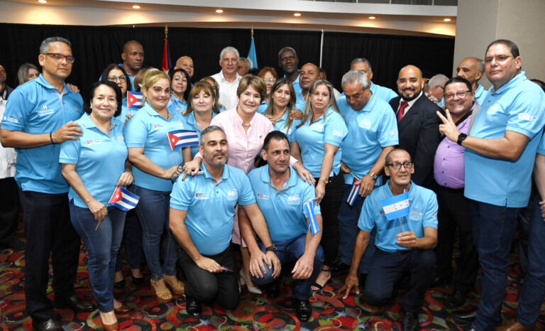 #Internacionales | Encuentro de solidaridad, amor y amistad en Honduras 🇭🇳

🗣 Presidente <a href="/DiazCanelB/">Miguel Díaz-Canel Bermúdez</a> con representantes de las misiones educativas y médicas cubanas en la nación centroamericana

encr.pw/vyX7X