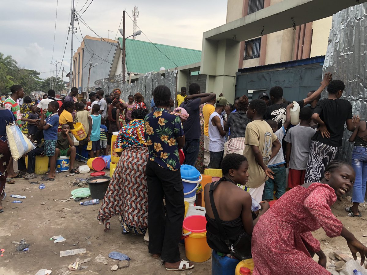 PlotinYambenga's tweet photo. #Kinshasa: les inondations passent et laissent derrière elles la guerre de l’eau . Plusieurs habitants parcourent de longues distances pour avoir cette denrée vitale . Certains en trouvent alors que d’autres rentrent bredouilles . Masina , kimbanseke, matete et N’djili affectées. https://t.co/bwEqKUwm2M