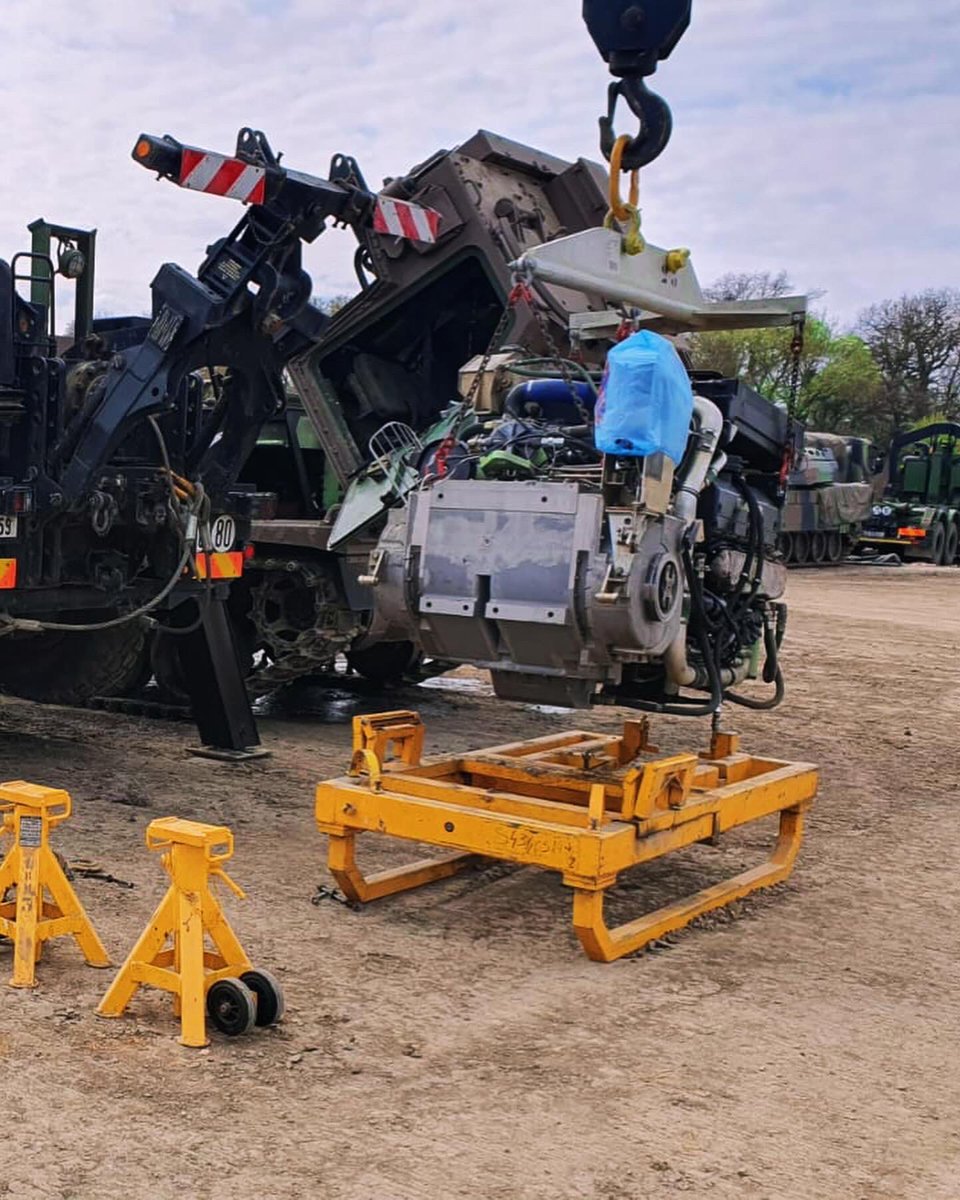 1er_ra's tweet photo. 🛠️ #MissionMaintenance : focus sur nos maintenanciers déployés au sein du bataillon multinational en 🇷🇴 !
Maillons essentiels de notre module LRU, ils assurent en direct le maintien en condition opérationnelle de nos pièces d’artillerie déployées sur le flanc Est ! #DeCombat https://t.co/DkJDkt4V2I