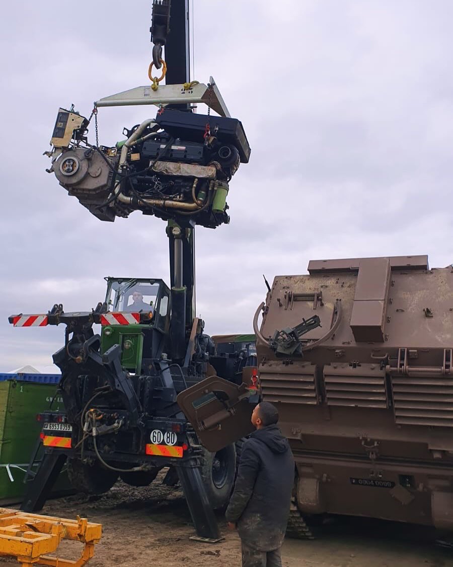 1er_ra's tweet photo. 🛠️ #MissionMaintenance : focus sur nos maintenanciers déployés au sein du bataillon multinational en 🇷🇴 !
Maillons essentiels de notre module LRU, ils assurent en direct le maintien en condition opérationnelle de nos pièces d’artillerie déployées sur le flanc Est ! #DeCombat https://t.co/DkJDkt4V2I
