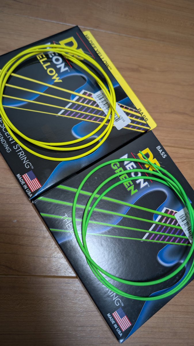 TRBX605RSK's tweet photo. 2月に黄色発注してずっと発送待ちだったから本番間に合わないと思って国内在庫のある緑買ったら次の日黄色発送されるっていう😇
お高いのに!!
で、どっちもいい色だから迷うね😑💭
#bass
#drstring
#サウンドハウス https://t.co/onk0VkcNPq
