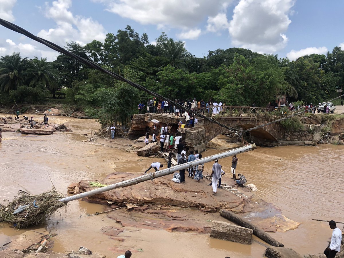 PlotinYambenga's tweet photo. #Inondations à Kinshasa : le pont lukaya qui relie les communes de mint-ngafula, N’djili et matete s’est effondré. La population du coin obligée de payer 500 fc pour traverser la rivière N’djili à l’aide des morceaux de planches . https://t.co/FyqkwsMdZN