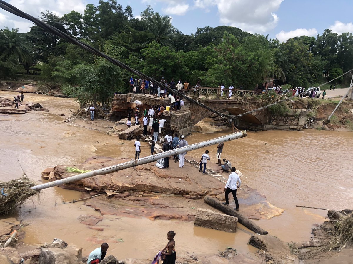 PlotinYambenga's tweet photo. #Inondations à Kinshasa : le pont lukaya qui relie les communes de mint-ngafula, N’djili et matete s’est effondré. La population du coin obligée de payer 500 fc pour traverser la rivière N’djili à l’aide des morceaux de planches . https://t.co/FyqkwsMdZN