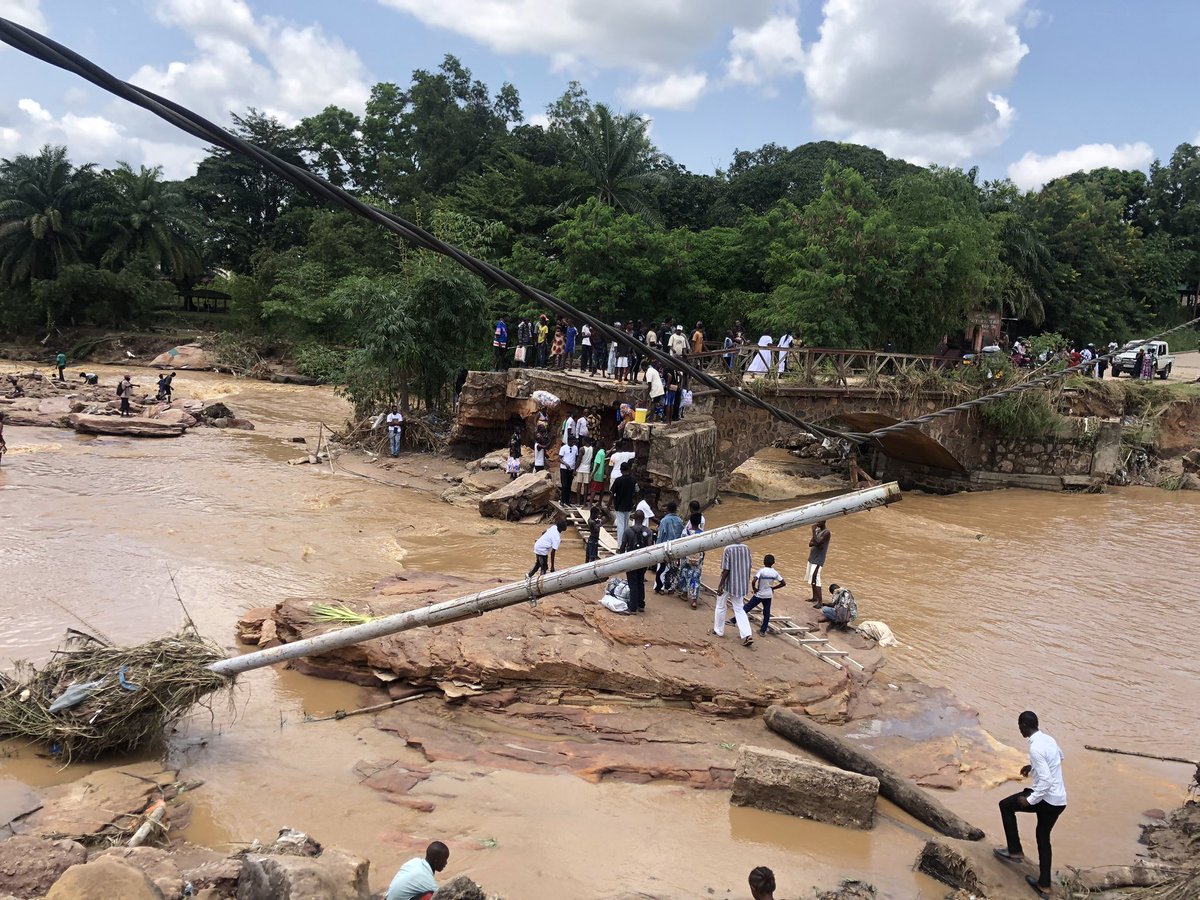 PlotinYambenga's tweet photo. #Inondations à Kinshasa : le pont lukaya qui relie les communes de mint-ngafula, N’djili et matete s’est effondré. La population du coin obligée de payer 500 fc pour traverser la rivière N’djili à l’aide des morceaux de planches . https://t.co/FyqkwsMdZN