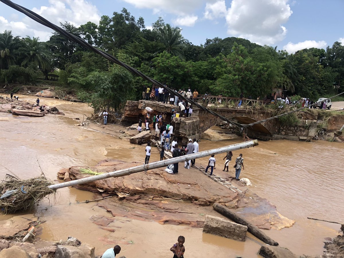 PlotinYambenga's tweet photo. #Inondations à Kinshasa : le pont lukaya qui relie les communes de mint-ngafula, N’djili et matete s’est effondré. La population du coin obligée de payer 500 fc pour traverser la rivière N’djili à l’aide des morceaux de planches . https://t.co/FyqkwsMdZN