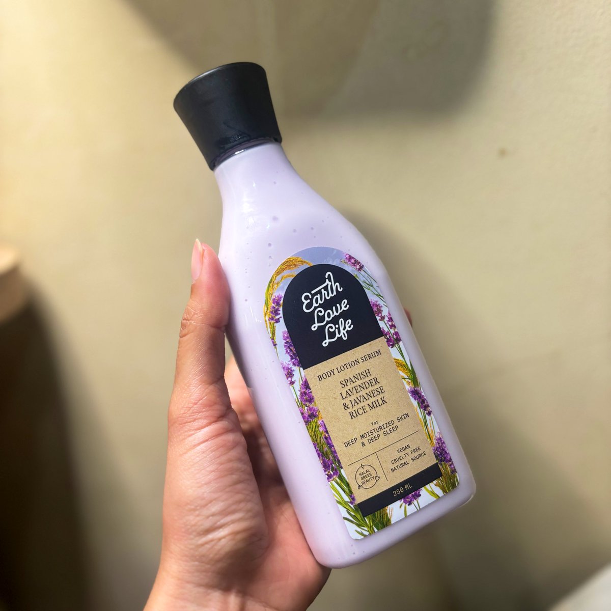 bittercaffeines's tweet photo. Fav yg mana?
Favku tuh yg kuning awalnya, skrg jd ungu. Enak bgtt sblm bobo pake ini rasanya relax & nyaman tidurnya. Bangun2 kulit lembab walaupun udah AC an semaleman… FIX mau beli body washnya buat mandi sebelum bobok😭🫵
#MoodBoostingFragranceTM #ELLExperience #SkinToSoul https://t.co/BYHm9NiWRk