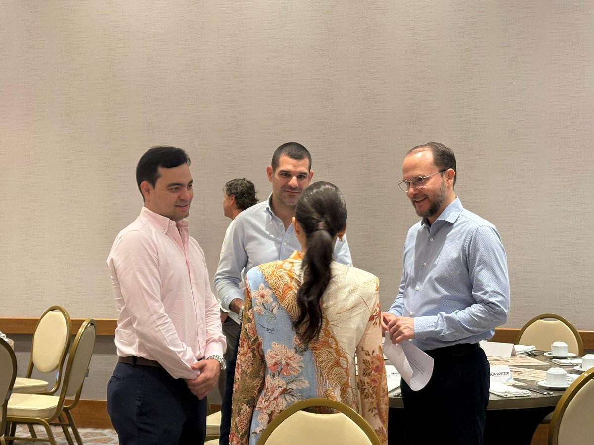 Camarabaq's tweet photo. Hoy, en el marco del Congreso Nacional de @NaturgasCol nuestro Presidente Ejecutivo @mfernandezariza destacó la importancia del gas natural para la región, pero también los importantes retos:

⚡ El 44% de los pobres energéticos del país están en el Caribe. 📉 El 63,5% de los ingresos de hogares de estratos 1 y 2 se destinan a pagar energía. 🚨 La industria en el Atlántico ha perdido el 5,2% de su producción por el aumento de tarifas.

Desde la Cámara de Comercio de Barranquilla, trabajamos en alianza público-privada para crear soluciones estructurales, como un nuevo modelo de distribución y comercialización de energía. 

Necesitamos un frente común para revertir esta crisis y garantizar un futuro energético justo y sostenible para nuestra región. 💡🌱