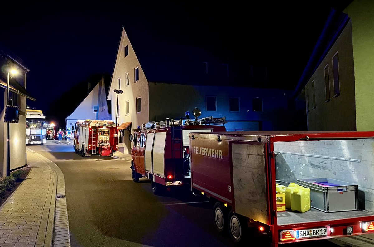 FBraunsbach's tweet photo. Technische Hilfeleistung am Dienstag
Gestern blieb in #Braunsbach ein LKW mit beschädigter Ölleitung liegen. Wir wurden alarmiert, um das auslaufende #Öl zu binden und eine weitere Verunreinigung zu verhindern. Danke an alle #Einsatzkräfte für das schnelle und saubere Arbeiten! https://t.co/iXzPVHkM7V