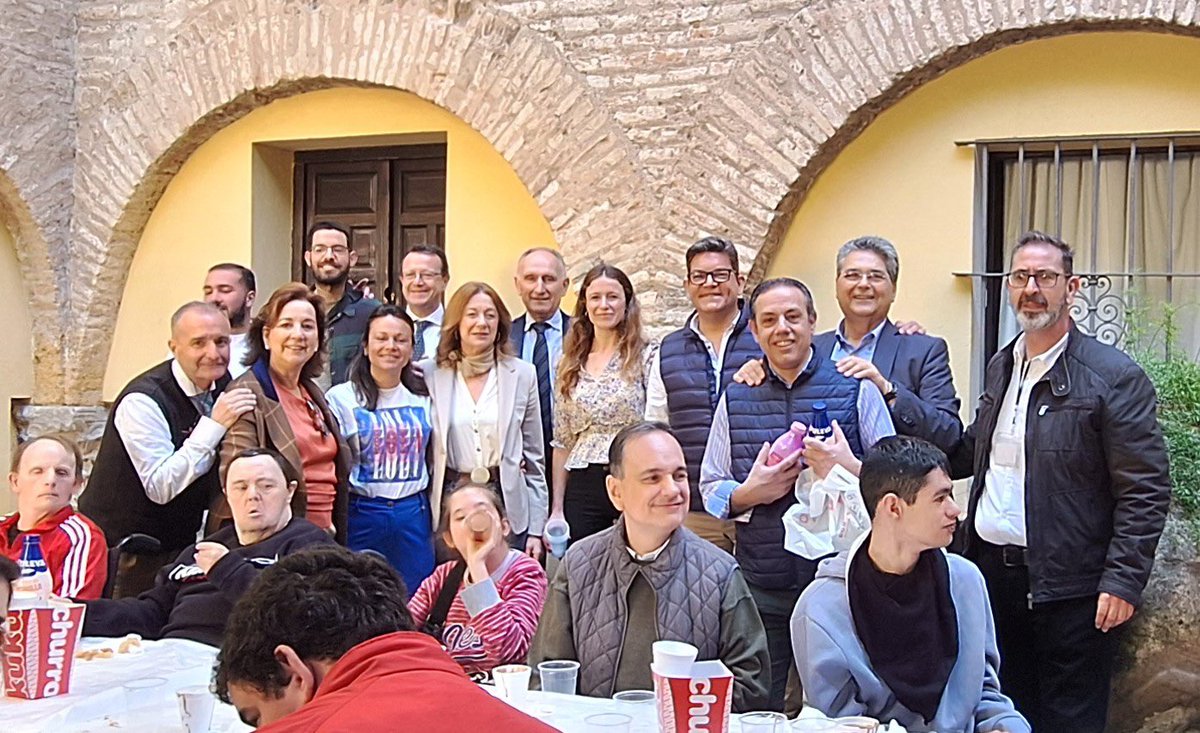 Nuestros Centros de Día se han desplazado a la Iglesia Colegial del Divino Salvador donde nos ha recibido la <a href="/Hdad_Amor/">Hermandad del Amor</a>, que nos ha ofrecido un sensacional desayuno. Posteriormente hemos podido contemplar y rezar a sus Titulares ya dispuestos en sus pasos procesionales.