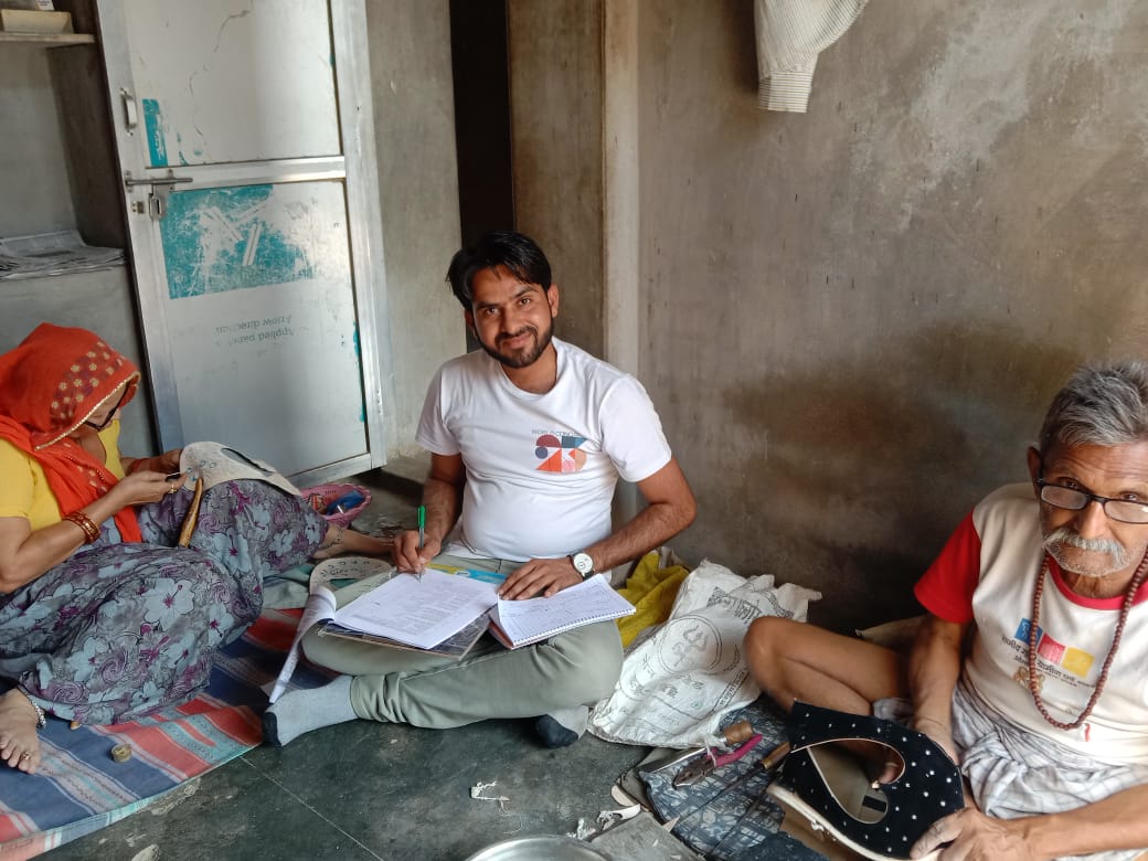 जालोर जिले में जूती, चमड़े के उत्पादों व महिलाओं की आत्मनिर्भरता को लेकर आईआईटी जोधपुर के शोधार्थी दल ने मुख्य सचेतक जोगेश्वर गर्ग से की चर्चा
शोधार्थी दल जिले का भ्रमण कर जूती कारीगरों व बुनकर परिवारों का करेगा सर्वे व शोध
<a href="/DIPRRajasthan/">सूचना एवं जनसम्पर्क विभाग, राजस्थान सरकार</a> 
<a href="/RajCMO/">CMO Rajasthan</a> 
<a href="/RajGovOfficial/">Government of Rajasthan</a> 
<a href="/iitjodhpur/">Indian Institute of Technology Jodhpur</a>