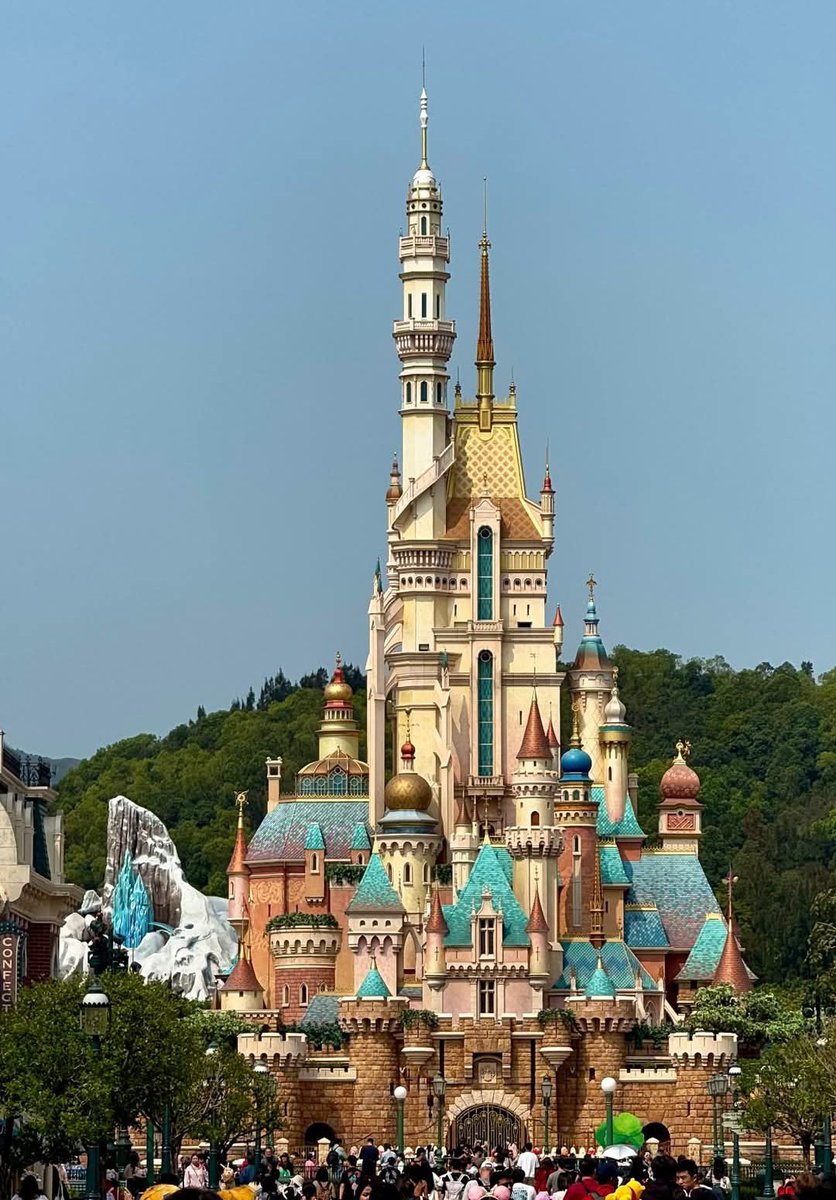 kjth_m's tweet photo. When in Disneyland https://t.co/xusKIe2U9j