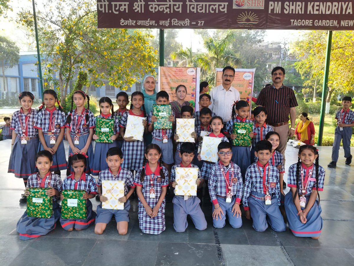 KV_Tagoregarden's tweet image. We celebrated Pustakophar at PM SHRI KV Tagore Garden, spreading the joy of giving through books! This initiative not only promotes sharing and a love for reading, but also supports nature by reusing books and reducing waste.
#Pustakopahar #Joyofgiving #KVLibrary #SaveNature