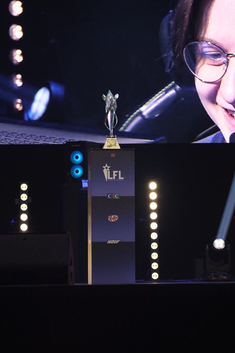 Il appartient à qui ce trophée ?