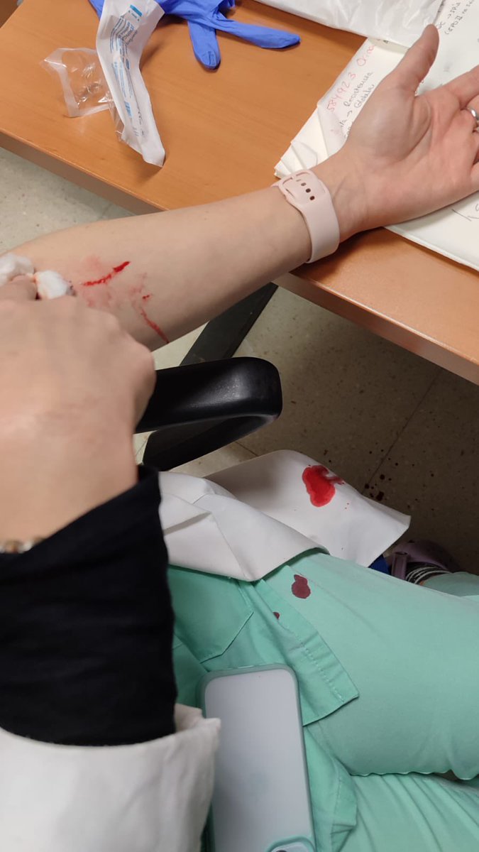 Luluminix's tweet photo. Aquí una impaciente que quiso hacerse una analítica en una guardia y le pidió a un amigo que le sacara sangre. En qué momento. Pero la verdad es que sin estos momentos surrealistas de mi día a día, mi vida (y la del resto) sería muy aburrida. Lo reconozco https://t.co/6deKQxGQLn