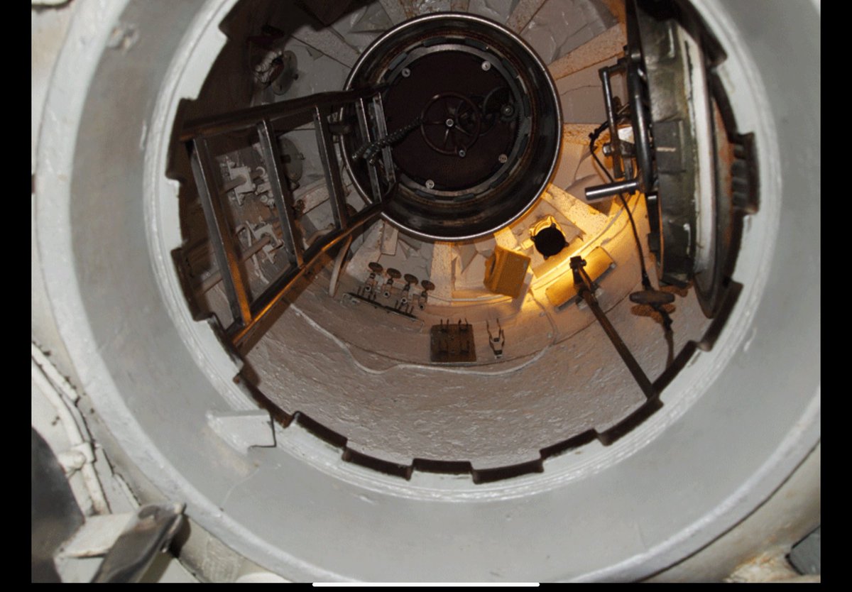 lE4ieWg1Dpn56iz's tweet image. Question, could you climb down into this machine and sink in the ocean deliberately? This is a picture looking up through the escape hatch of a submarine. The top hatch to the outside of the ship is shut.