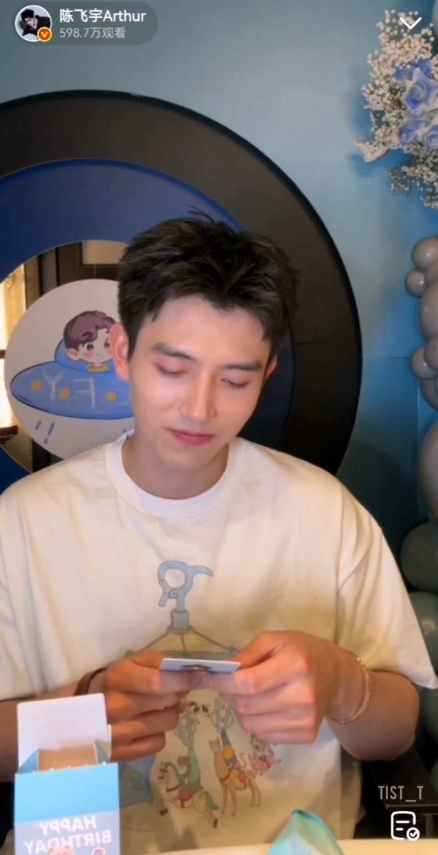 Tist_T's tweet image. น้องเฟยไลฟ์วันเกิดแล้วแกะกล่องสุ่มตุ๊กตา​ที่ตัวละครที่ตัวเองเล่น ตอนเปิดเจอโม่หรานนี่กรี๊ดแตกส่วนเด่กยิ้มนิ่งๆ ดูการ์ด​นาน โชว์ตุ๊กตา​นาน ตอนน้องพูดชื่อโม่หรานนี่ร้องไห้อ่ะ แล้วแววตาคือนางรักของนางจริงๆนะ ฉายเถอะ ฮือออออออ 😭😭😭