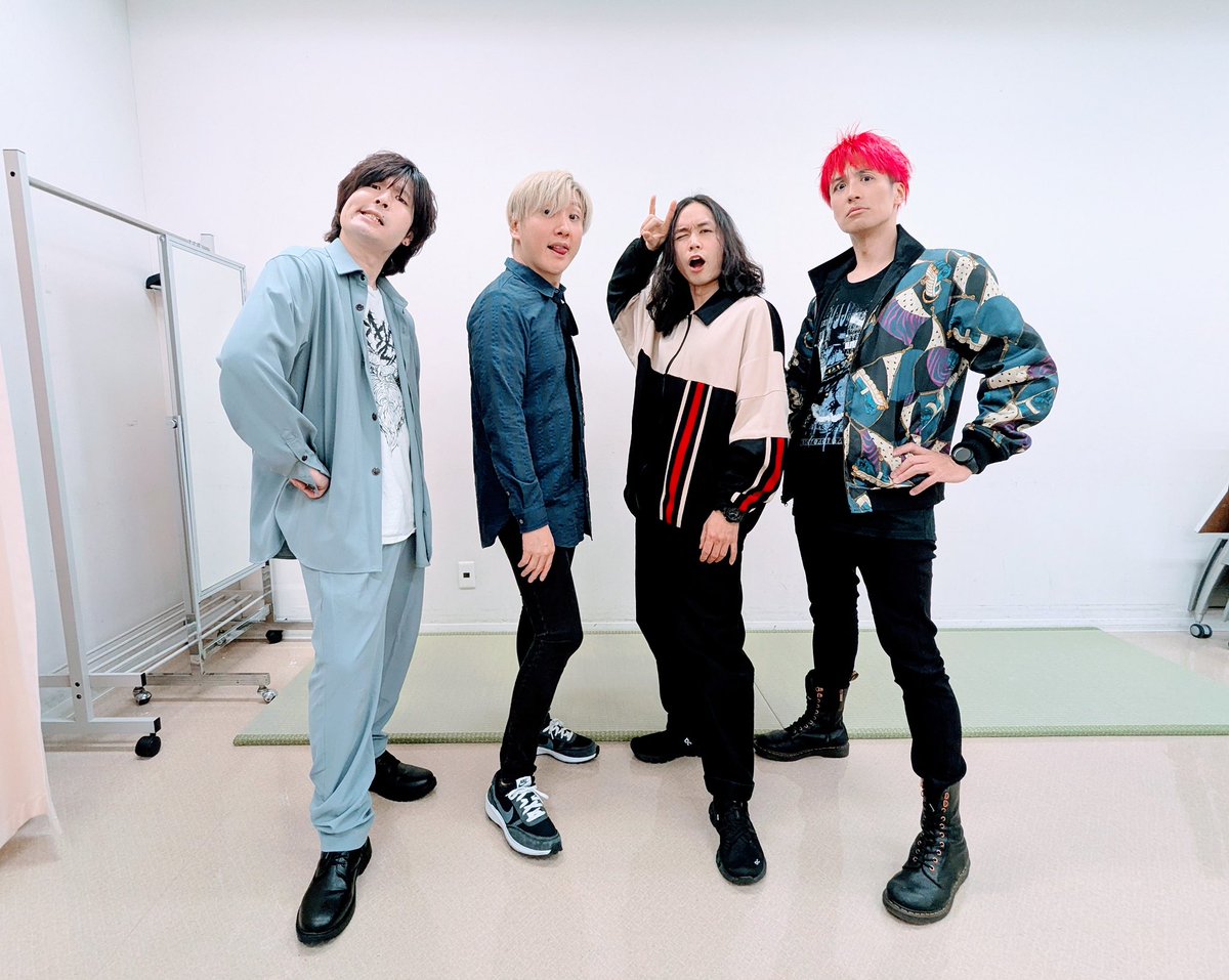 redzibra's tweet photo. 改めて本日放送の、

フジテレビ系列
「週刊ナイナイミュージック」

水樹奈々さんの最新楽曲「拍動」にて
バックバンドでベースを担当しました🎸

ご視聴頂いた方ありがとうございました♪

ワクワクするセットで衣装も変えて挑みました❣️

スペシャルメンバーと📸 https://t.co/v4xUWhdBX8