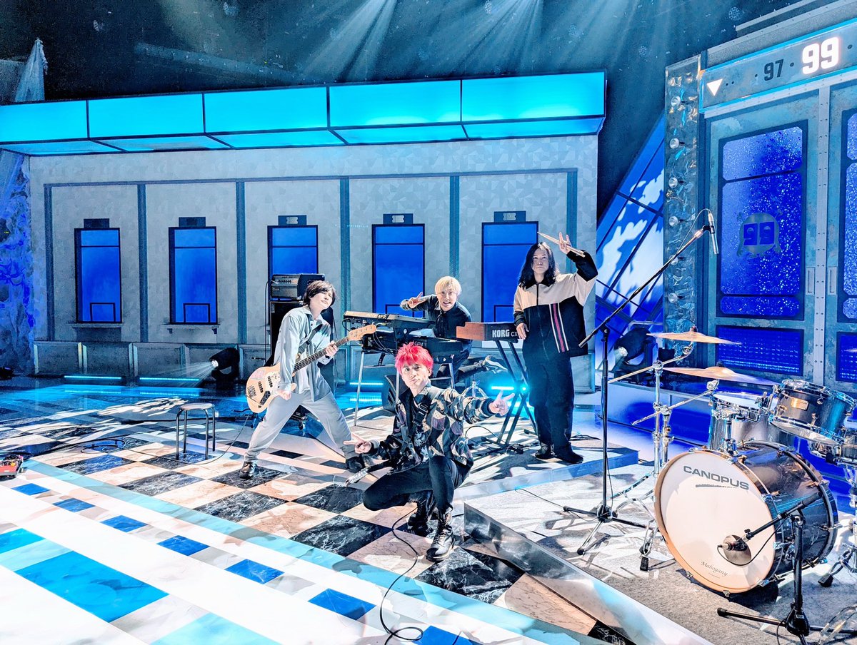 redzibra's tweet photo. 改めて本日放送の、

フジテレビ系列
「週刊ナイナイミュージック」

水樹奈々さんの最新楽曲「拍動」にて
バックバンドでベースを担当しました🎸

ご視聴頂いた方ありがとうございました♪

ワクワクするセットで衣装も変えて挑みました❣️

スペシャルメンバーと📸 https://t.co/v4xUWhdBX8