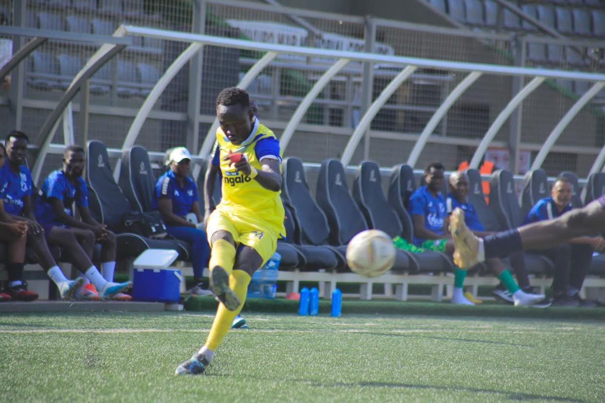 URAFC_Official's tweet photo. #SUPL: 72 mins
URA FC 3-0 Soltilo Bright Stars FC (Ssemujju’ 16, Bunyaga’ 39, Aliro’ 56)
#URAFC | #OneTeamOneDream | #StartimesUPL | #URASBS https://t.co/N6sA6kvIoT