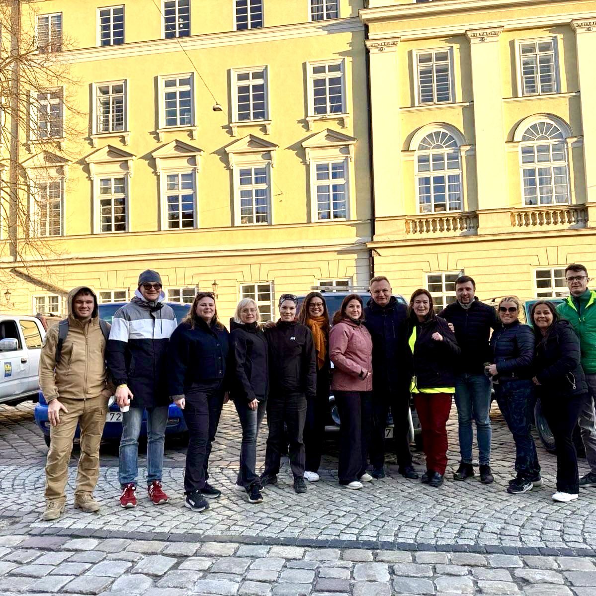 BlagulaBilen's tweet photo. Riksdagskvinnor från sju av partierna i Sveriges Riksdag (S, Mp, C, L, KD, M, SD) körde i helgen för Blågula Bilen i konvoj med sju fordon som överlämnades till Ukrainas försvarmakt i Lviv.

Sverige stödjer aktivt Ukraina, från folk till folkvald. 🇸🇪🇺🇦

Swish: 1236076665 https://t.co/t27LF1vZ28