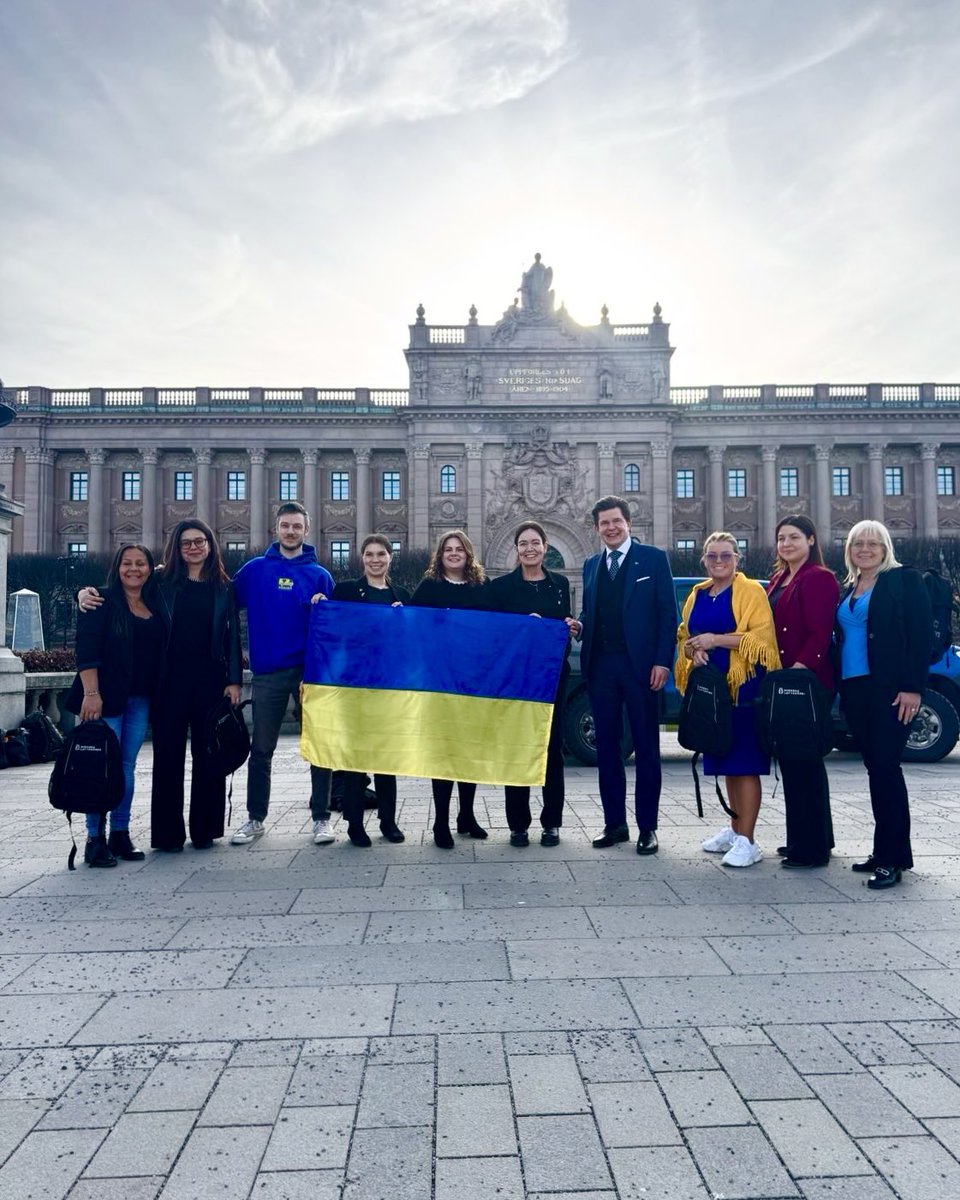 BlagulaBilen's tweet photo. Riksdagskvinnor från sju av partierna i Sveriges Riksdag (S, Mp, C, L, KD, M, SD) körde i helgen för Blågula Bilen i konvoj med sju fordon som överlämnades till Ukrainas försvarmakt i Lviv.

Sverige stödjer aktivt Ukraina, från folk till folkvald. 🇸🇪🇺🇦

Swish: 1236076665 https://t.co/t27LF1vZ28