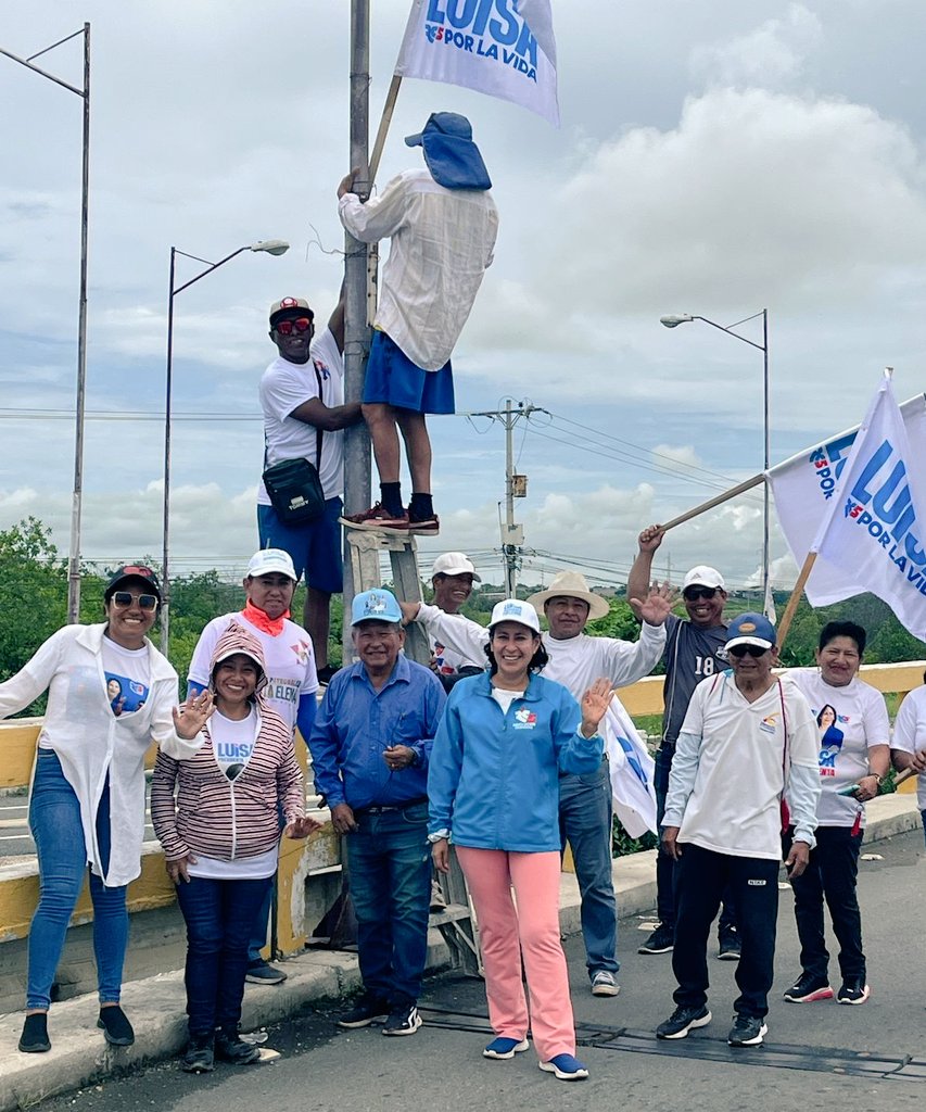 SofiaEspinRC's tweet photo. 🔴🔴🔴🔴 ¡Cuantas veces saquen nuestro material, lo volvemos a poner!

En #Chanduy #Santaelena, funcionarios de Gobierno usando un carro canasta bajaron material de @LuisaGonzalezEc, en una desvergüenza única. 😠😠

¡Y qué creen!, nuestros compañeros lo volvieron a subir. 😌😌✊🏼✊🏼🇪🇨🇪🇨🇪🇨

¡Esa es la garra guancavilca, venceremos!