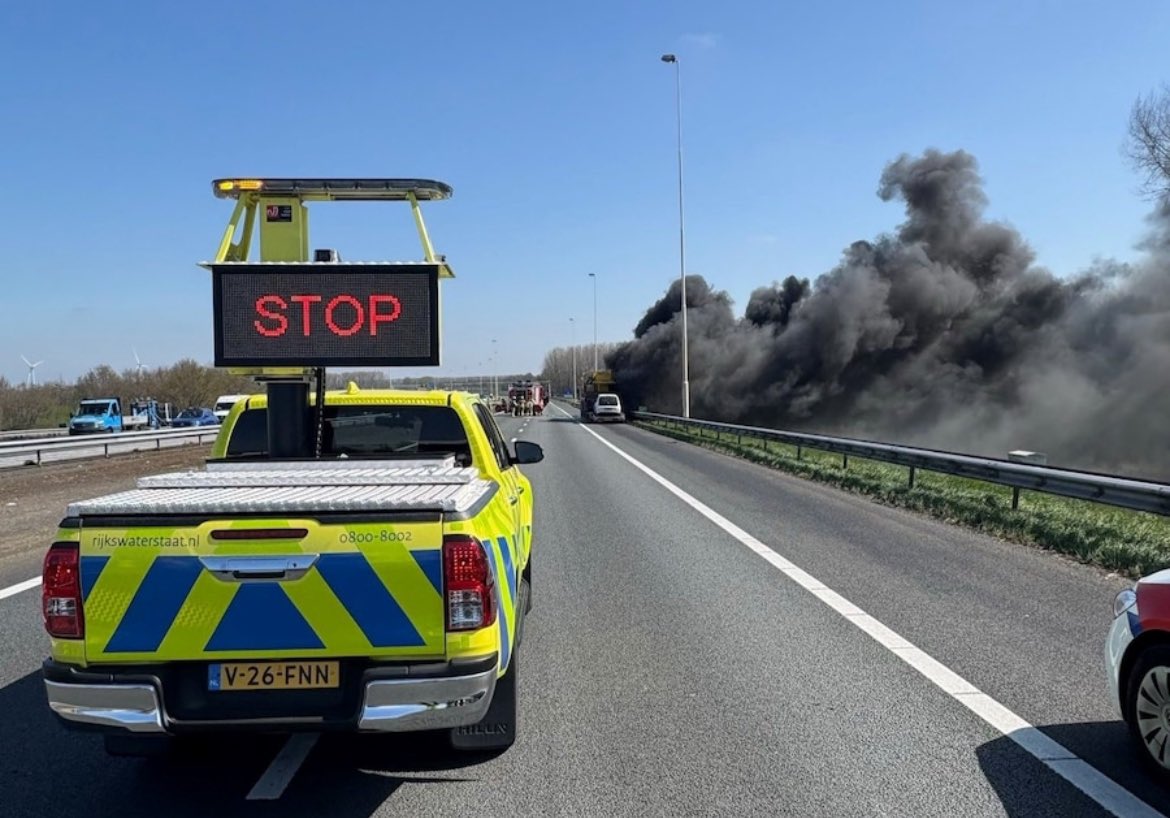 Kraanwagenbrand op de A27 bij Lexmond zorgt voor veel rotzooi