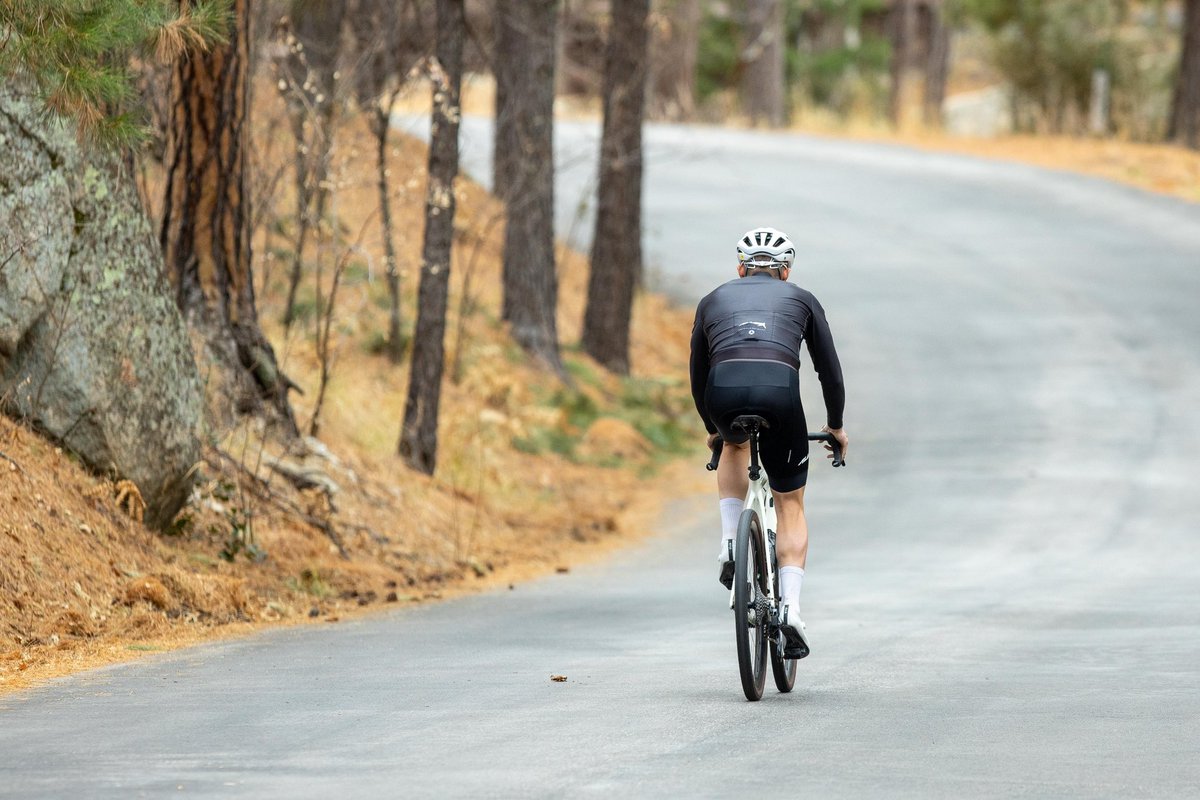 Stay warmer on the cool days with the R2 Thermal Jersey - Lined with thermal fabric yet still flexible and comfortable ✔️
#ALiAS